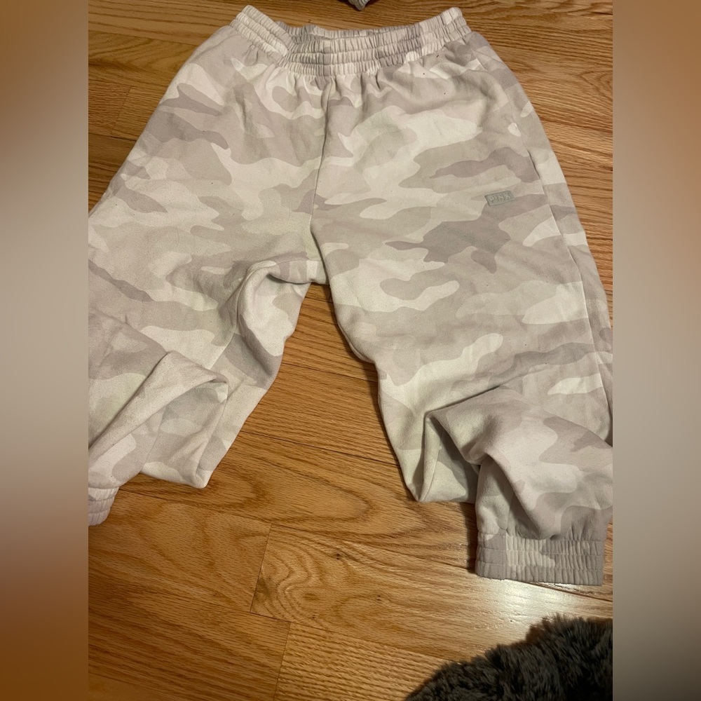 PINK camo sweatpants, perfect condition, with the logo and side pockets